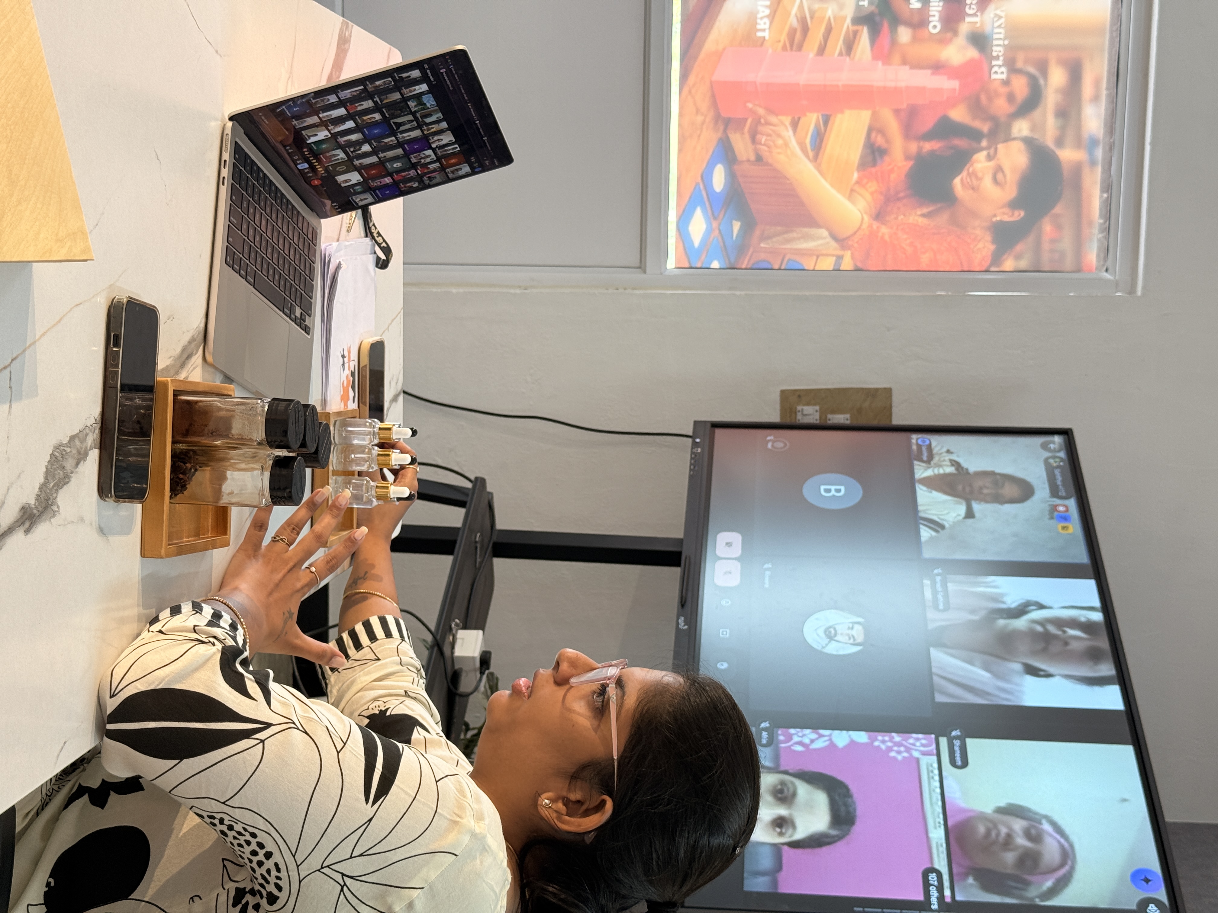 Effective Online Teacher Training with Real-Time Material Demonstrations